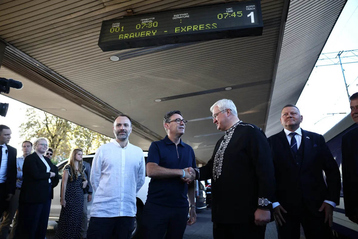 Andy Burnham első útja Kijevbe vezetett, a hírek szerint pedig nem üres kézzel érkezett