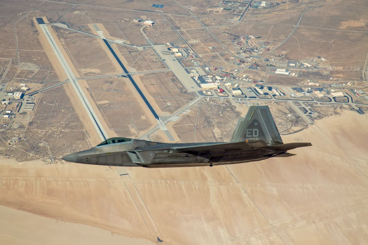 Titkos fegyverkísérlet állhat a Mojave-sivatagban látott rejtélyes villanások mögött. Az amerikai légitámaszpont egyelőre nem adott magyarázatot