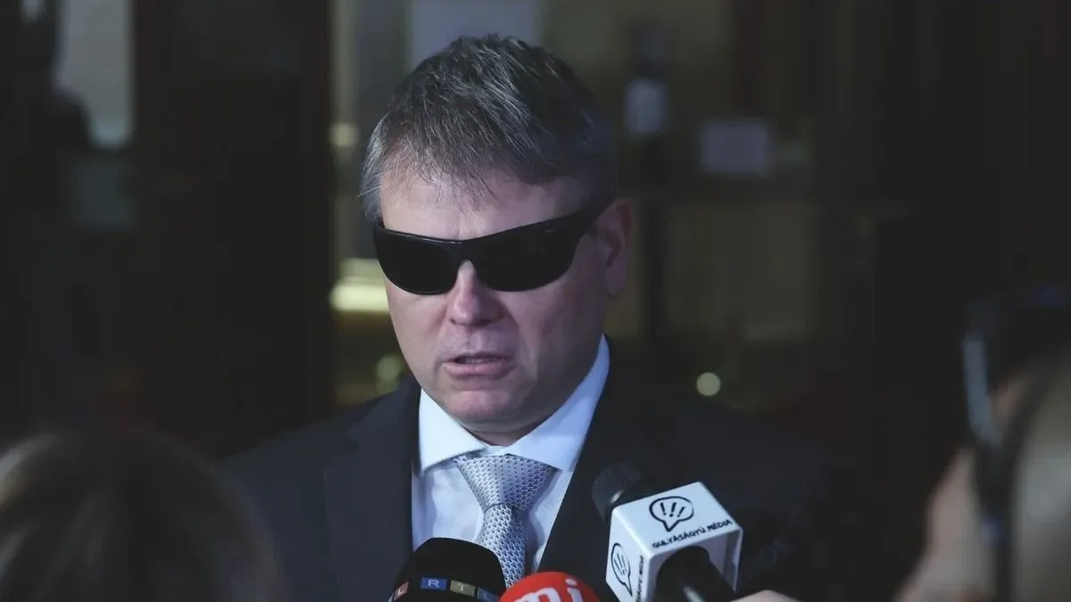 Megérkezett az iskolakezdési támogatás első 50 ezer forintja és a családi pótlék. Mutatjuk, kik a jogosultak, és mikor kapnak újabb pénzt a családok.