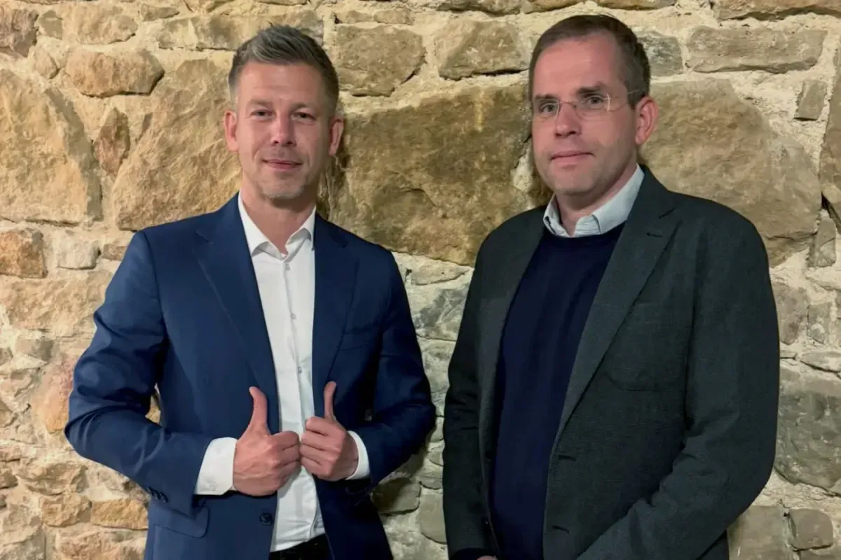 Magyar Péter miniszterelnök és a Miniszterelnökséget vezető miniszter, Ruff Bálint. Feljelentést tettek a Kommentár Alapítványnak 2020 és 2026 között kifizetett állami támogatásai miatt (Forrás: Facebook)