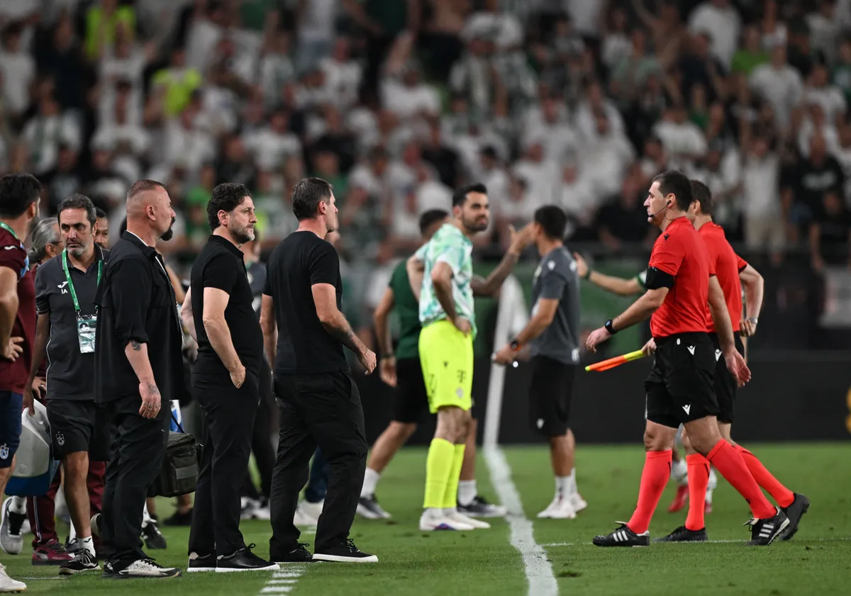BUDAPEST, HUNGARY - AUGUST 27: Trabzonspor head coach Fatih Tekke (3rd L) upsets after the UEFA Europa League play-off second-leg match between Ferencvaros and Trabzonspor at Groupama Stadium in Budapest, Hungary on August 27, 2026. Hakan Burak Altunoz / Anadolu (Photo by Hakan Burak Altunoz / Anadolu via AFP)