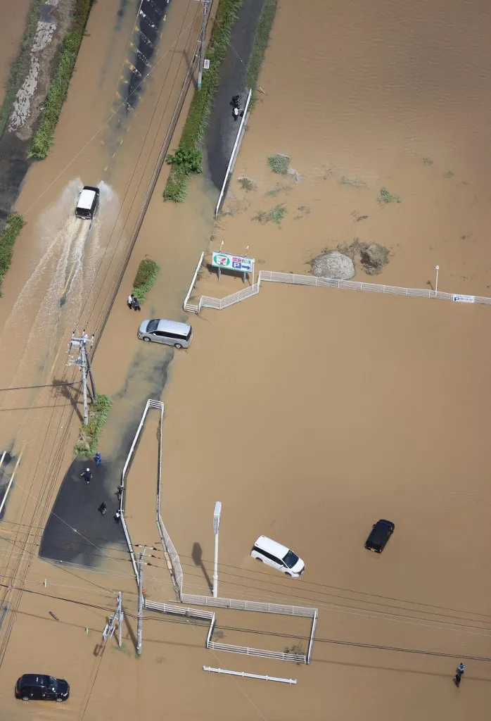 Lakóövezeteket és utakat borított el az áradás Csiba prefektúrában An aerial photo shows widespread flooding following torrential rain in Oamishirasato City, Chiba Prefecture, Japan, on August 14, 2026. Linear rainbands brought torrential rain to Chiba Prefecture from August 13 into early August 14, causing widespread flooding and landslides. At least eight people were killed in the torrential rain and flooding, according to Chiba Prefecture. ( The Yomiuri Shimbun ) (Photo by Daisuke Urakami / The Yomiuri Shimbun via AFP)