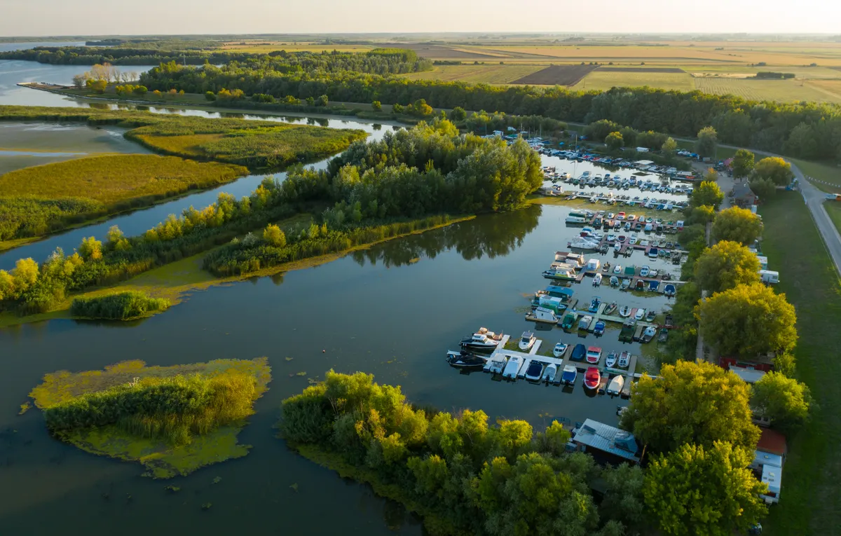A Tisza tó egyik kikötője felülnézetből