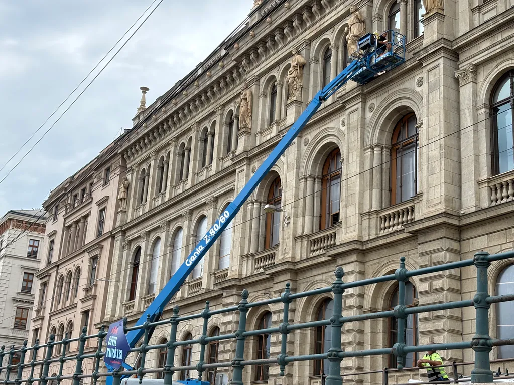 2026.08.17. Készülődés az augusztus 20-i ünnepi programokra. A Pesti rakpartokon már javában épülnek az állványzatok az ünnepi programokhoz.
