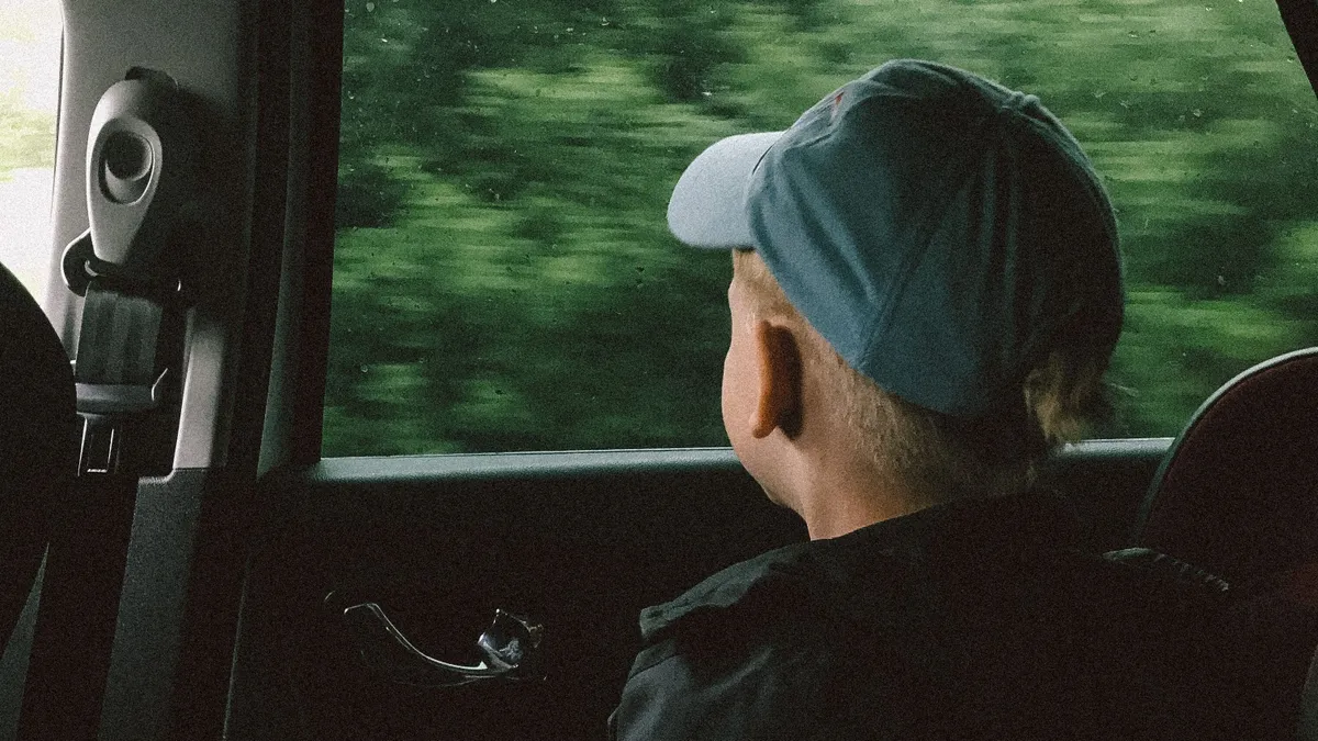 „Ettől senki nem lesz hős” – Megszólalt a motoros, aki az út mentén megmentette a fuldokló kisfiú életét