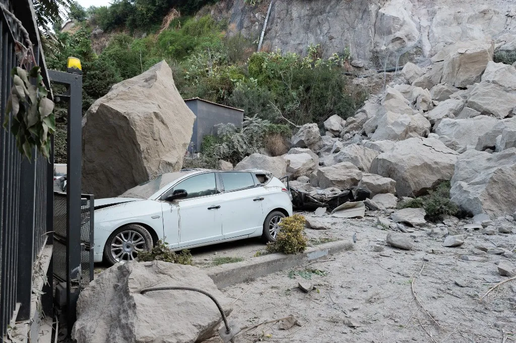 POZZUOLI, ITALY - AUGUST 1: This picture shows rocks fallen from a ridge after an earthquake near the Solfatara volcanic crater in the Campi Flegrei (Phlegraean Fields) volcanic region in Pozzuoli on August 1, 2026. An earthquake measuring 4.7 on the Richter scale – the strongest in the last 40 years – was felt on 31 July 2026. There were over 30 aftershocks, which were felt in Naples, the Gulf of Naples, Ischia and Procida. Twenty-one people injured, two of whom were in a critical condition. Eliano Imperato / Anadolu (Photo by Eliano Imperato / Anadolu via AFP), Nápoly, Olaszország, földrengés
