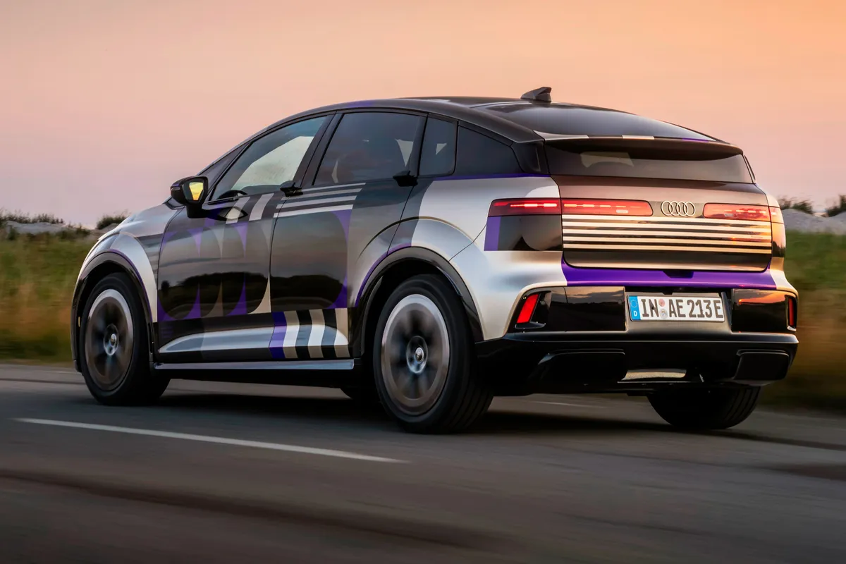 Outdoor dynamic shot, exterior, three-quarter-rear-view