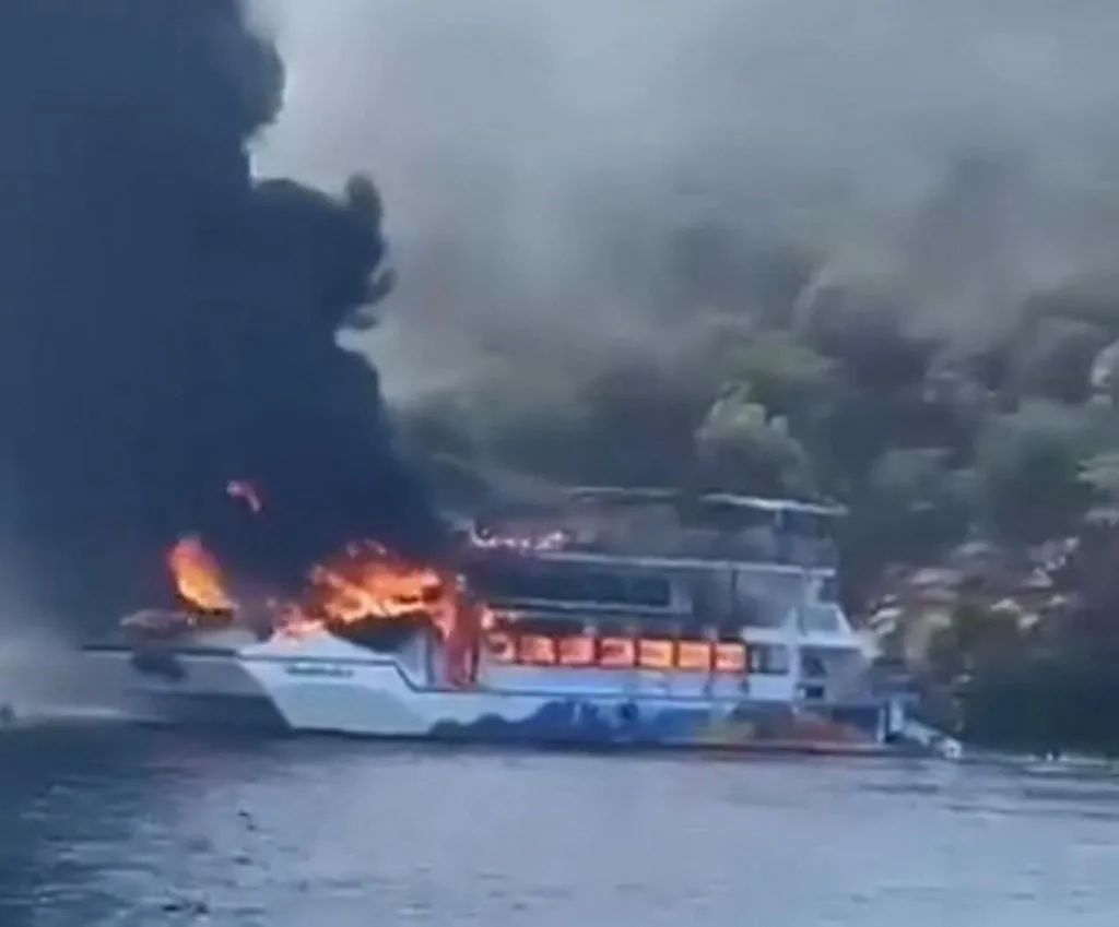 This handout photograph taken and released on August 13, 2026 by Turkish news agency DHA (Demiroren News Agency) shows the tour boat named Imparator burning in the Fethiye district of Mugla, southwestern Turkey. More than 100 people had to abandon ship after a fire engulfed a children's entertainment tour boat off southwestern Turkey on August 13, 2026, officials said. (Photo by Demiroren News AAgency / AFP) / Turkey OUT / RESTRICTED TO EDITORIAL USE - MANDATORY CREDIT "AFP PHOTO / DHA (Demiroren News Agency) " - NO MARKETING NO ADVERTISING CAMPAIGNS - DISTRIBUTED AS A SERVICE TO CLIENTS, tűz