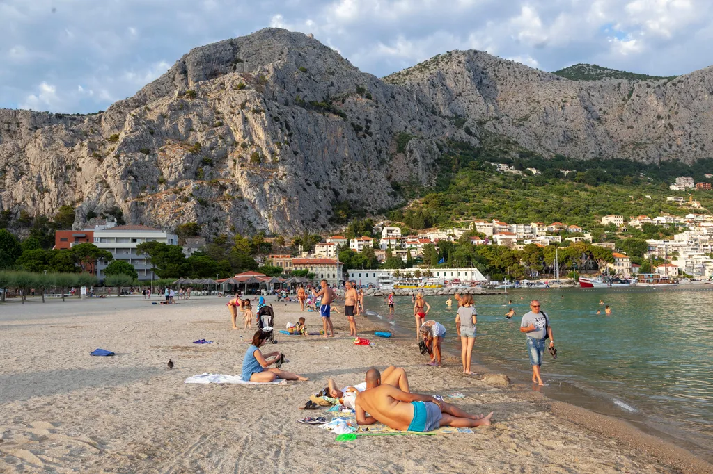 A dalmát települések között különlegességnek számítanak az itt található hosszabb, homokos-kavicsos strandok. A városi strand közvetlenül az óváros mellett van.