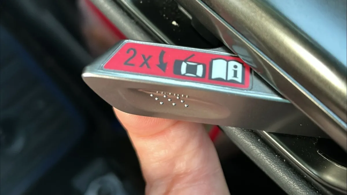 Nem mindig tudják az utasok, hogyan kell mechanikusan nyitni a hibrid Lexusok ajtózárját.