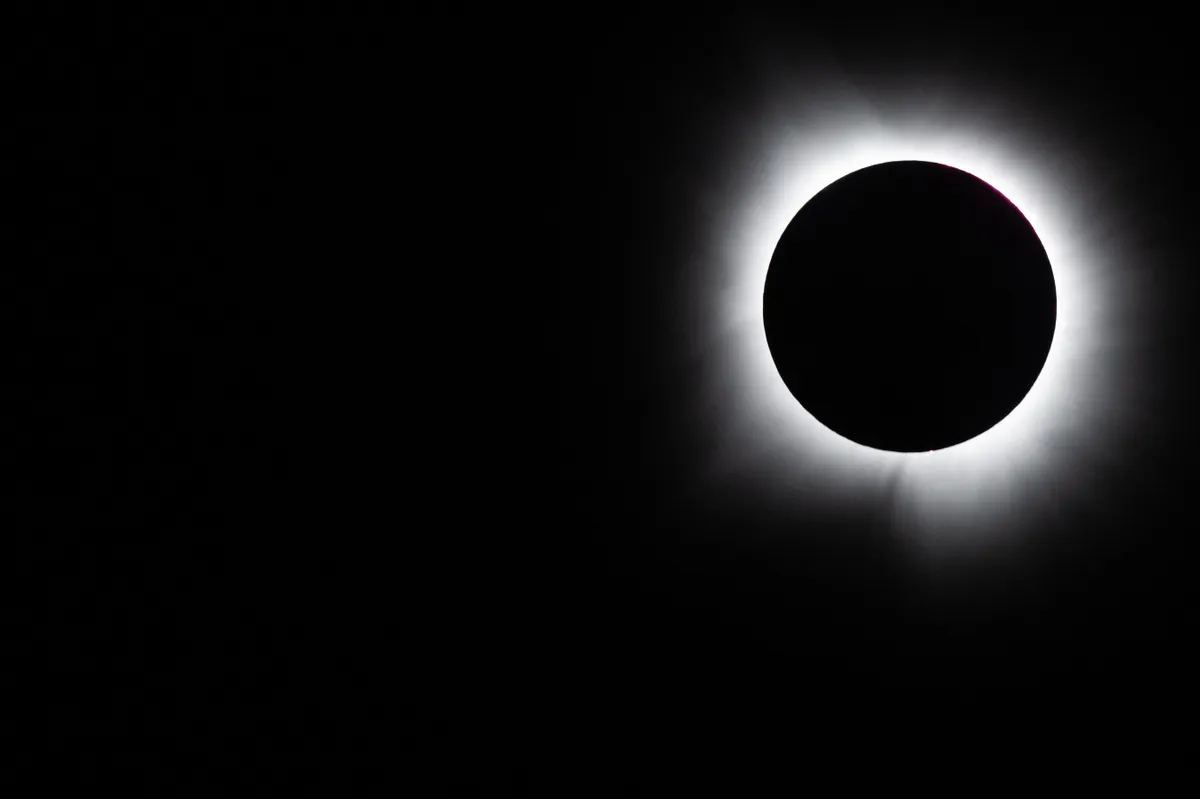 Napfogyatkozás teljes fázisa, a Hold fekete korongja körül látható fényes napkoronával