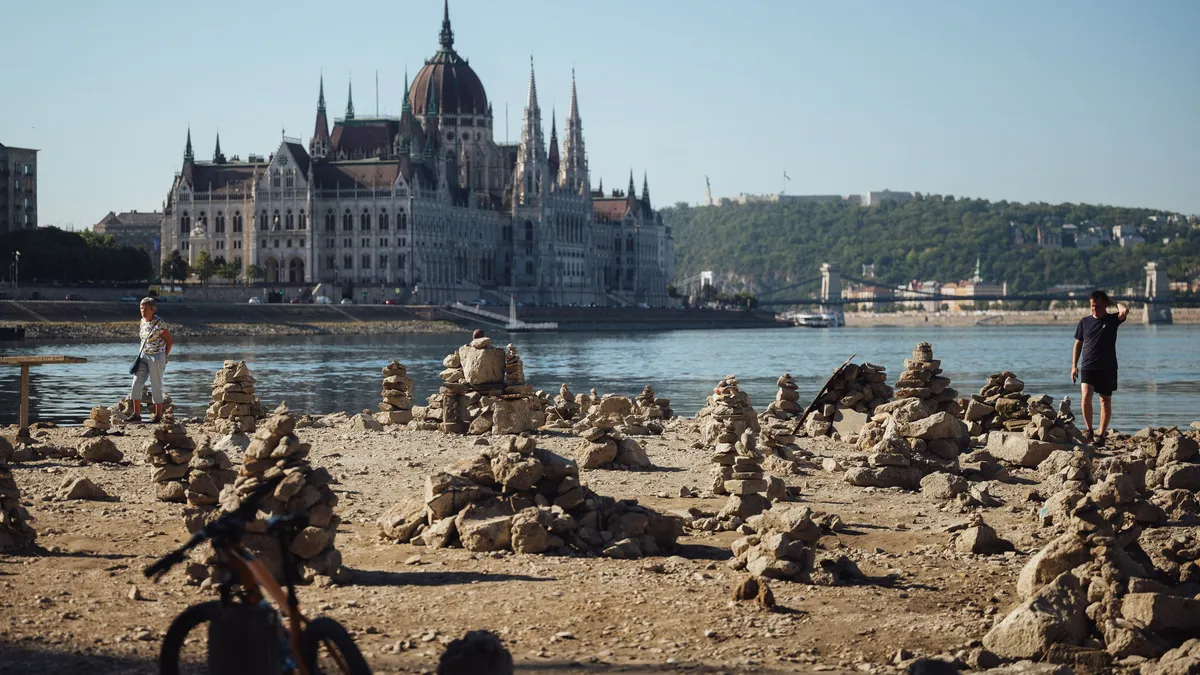 Európai aszály, alacsony dunai vízállás és kiszáradt folyómeder Budapesten, háttérben az Országház