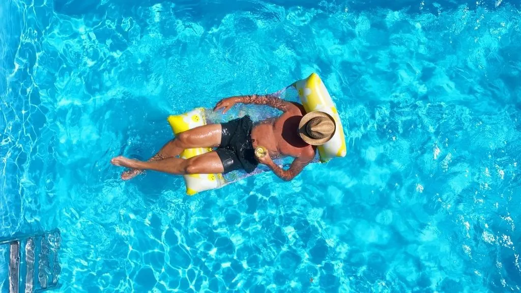 fürdő, Summer cooling in the pool: Relaxing on the air mattress and enjoying a refreshing drink. Man, male. Model Released! ?SVEN SIMON Photo Agency GmbH & Co. Press Photo KG # Seidlhofstr.10 # 85540 Haar # GLS Bank IBAN DE75 4306 0967 4030 0251 00 # BIC GENO (Photo by Frank Hoermann / SVEN SIMON / SVEN SIMON / dpa Picture-Alliance via AFP)