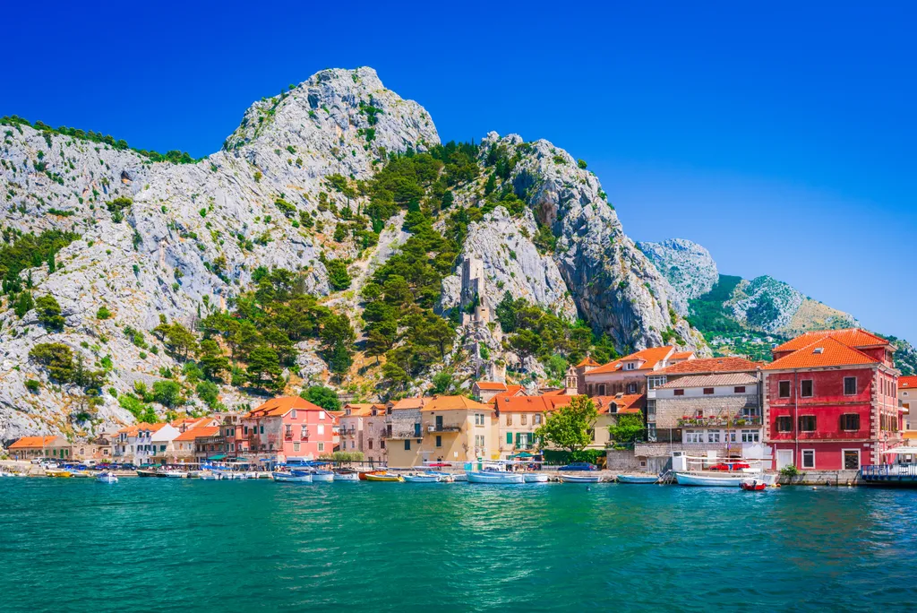 Omiš középkori történetének fontos része a kalózkodás. A város stratégiai helyen feküdt, a Cetina folyó pedig természetes védelmet biztosított.