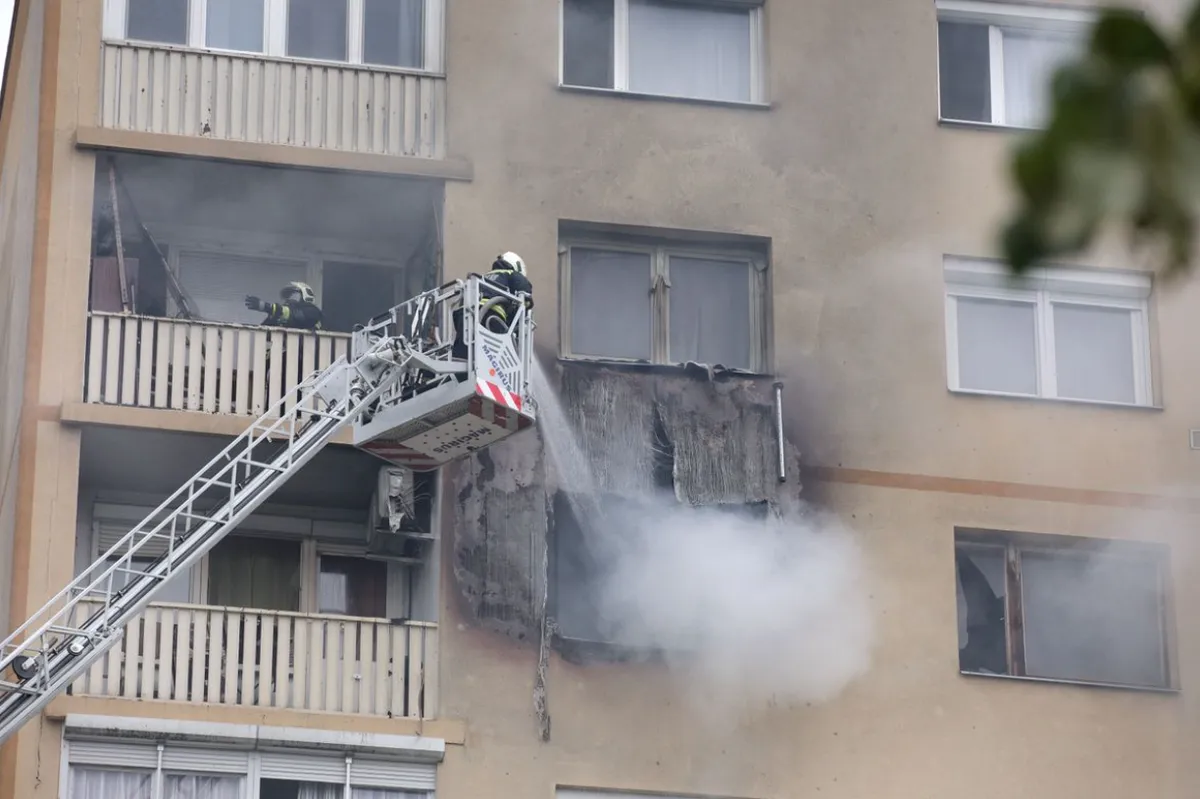 Székesfehérvár, Toronysor, tűz, panelház, tűzoltók, füstmérgezés, katasztrófavédelem, Fejér vármegye A lakástűz oltása közben létra segítségével is mentettek ki lakókat