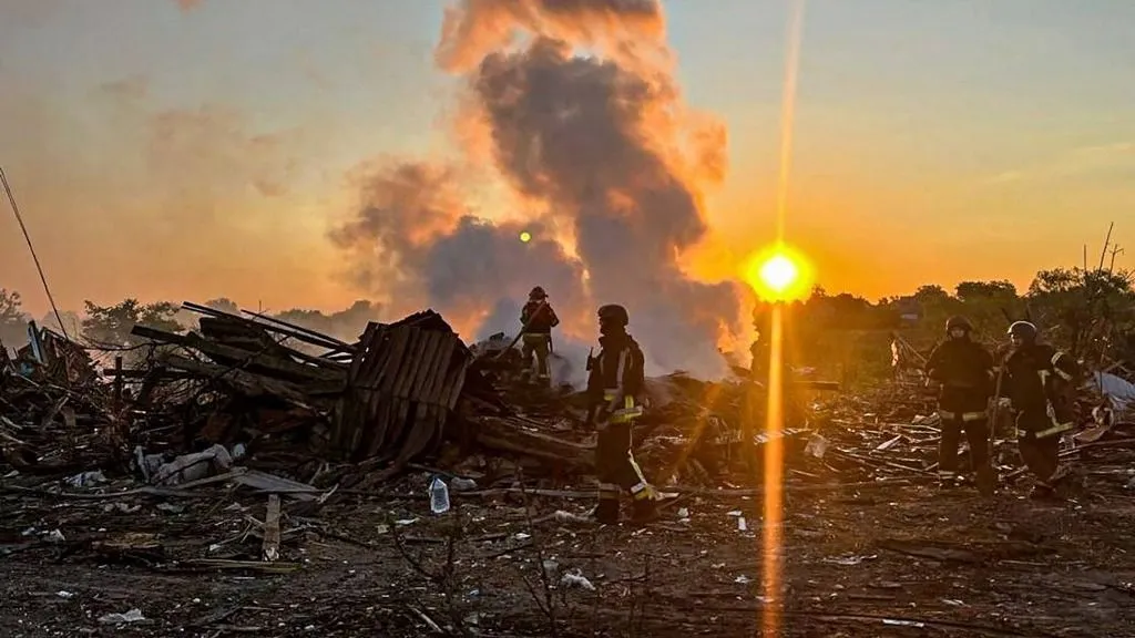 Drón, This handout photograph taken and released by the Ukrainian Emergency Service on August 21, 2026, shows Ukrainian rescuers working to extinguish a fire at the site of an alleged air attack in Lebyazhe, Kharkiv region, amid the Russian invasion of Ukraine. (Photo by Handout / UKRAINIAN EMERGENCY SERVICE / AFP) / RESTRICTED TO EDITORIAL USE - MANDATORY CREDIT "AFP PHOTO / UKRAINIAN EMERGENCY SERVICE" - NO MARKETING NO ADVERTISING CAMPAIGNS - DISTRIBUTED AS A SERVICE TO CLIENTS