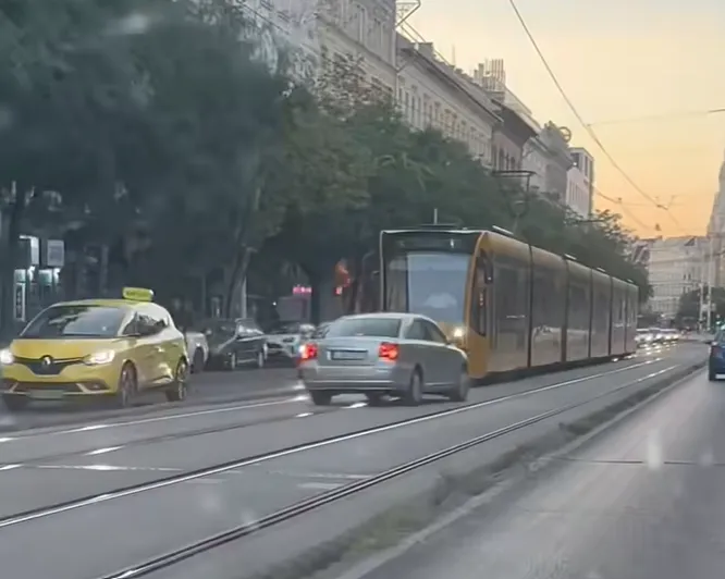 Villamos sínekre hajtott egy sofőr a József körúton