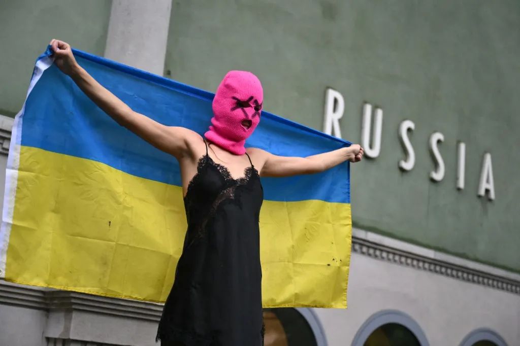 A Pussy Riot volt tagja, Rita Flores azt állítja, az FSZB ügynöke volt Oroszországban, és Pjotr Verzilov elrablásába, valamint meggyilkolásába is bevonták volna.