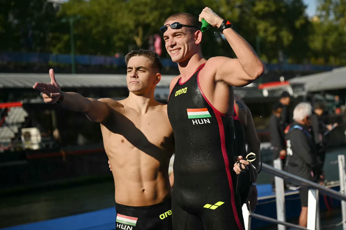 Betlehem Dávid (balra) Európa-bajnoki ezüstérmesként, Rasovszky  Kristóf pedig olimpiai bajnokként ugrott a vízbe