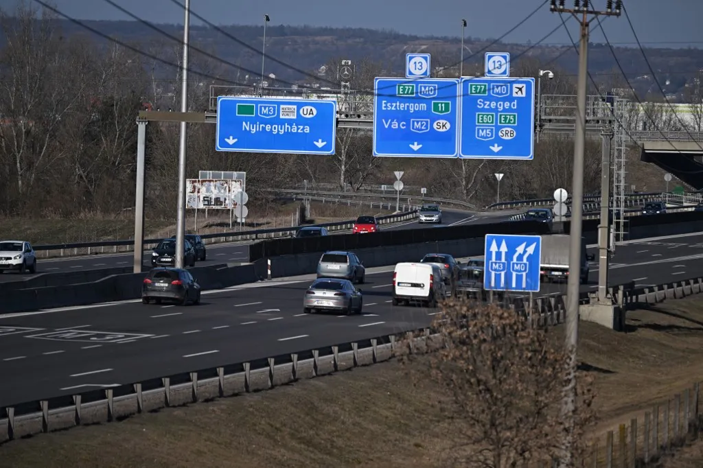 Az M3-as autópályán árokba hajtott buszon összesen 59-en utaztak Mezőkeresztes Cars are driving on the M3 motorway on March 6, 2025, close to Budapest. While Hungary has a dense railway network, a legacy of the Habsburg Empire, critics say years of underinvestment and neglect have taken their toll as priority was given to expanding the country's motorways. An ongoing road project estimated at about $750 million in southern Hungary is seen as a prime example of wastefulness by critics, with the government claiming it will divert freight traffic towards Hungary, resulting in increased tolls. According to Hungarian state railway MAV, reported delays annually add up to 6,9 years, with some lines facing more frequent delays than others. (Photo by ATTILA KISBENEDEK / AFP)