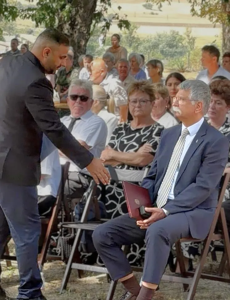 Kőszegi Krisztián tiszás képviselő közösségi oldalán azt állította, hogy Kövér László látványosan elfordult tőle egy bátai rendezvényen és nem fogadta el kézfogását (Forrás: Facebook)