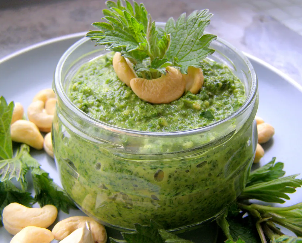 kis üvegben csalános pesto