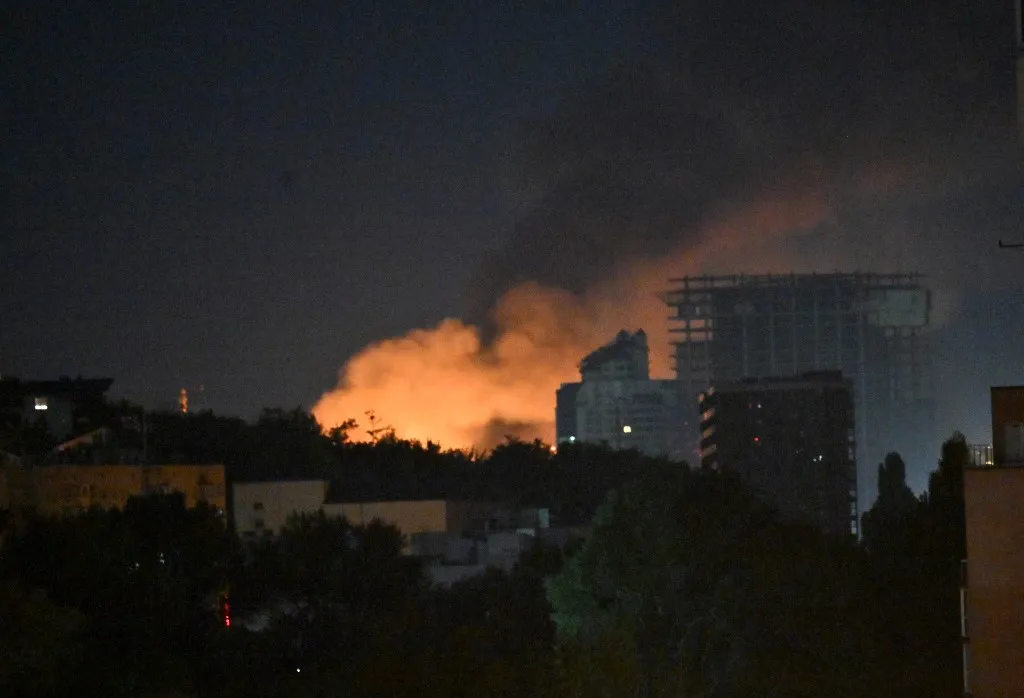 The photograph shows a fire following massive Russian ballistic missile strikes in the Ukrainian capital of Kyiv on August 1, 2026, amid the Russian invasion in Ukraine. Russian attacks on Ukraine's capital killed at least three people and wounded five others, Kyiv Mayor Vitali Klitschko said. (Photo by Sergei SUPINSKY / AFP), rakétatámadás