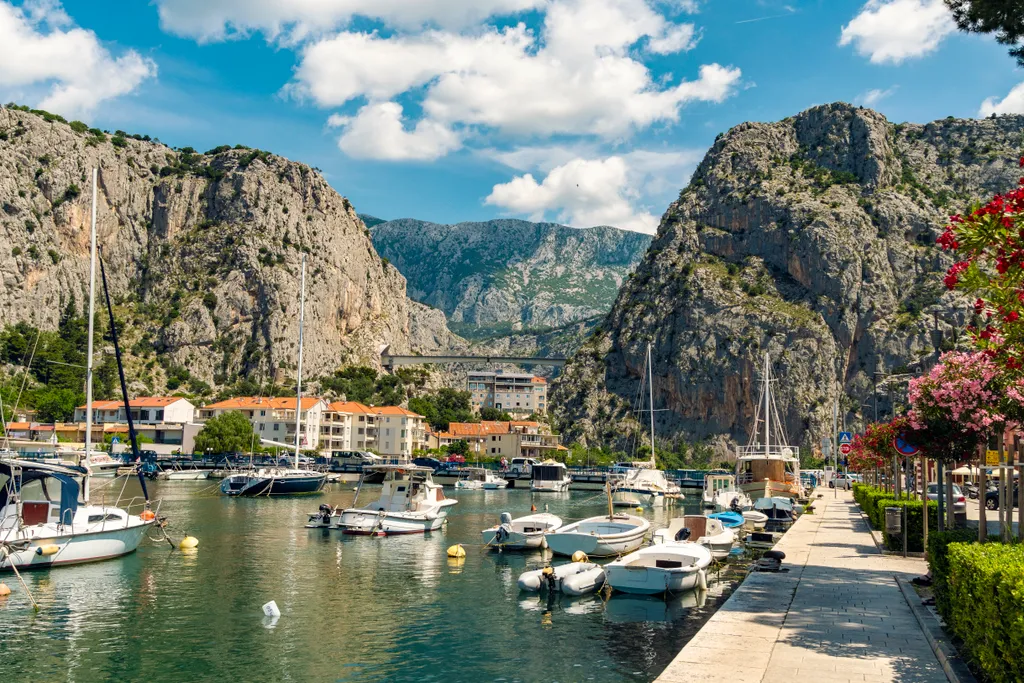 A hangulatos kikötőből kisebb turistahajók is szoktak indulni.