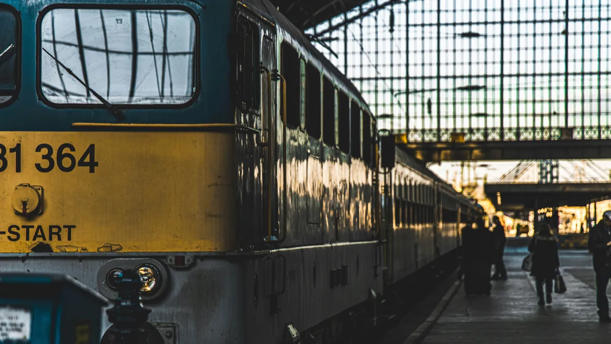 Újabb helyi járatok váltak elérhetővé a MÁVPlusz alkalmazásban (A kép illusztráció) Fotó: Unsplash A júniusi rendkívüli hőhullám jelentősen befolyásolta a hazai vasúti közlekedést: a MÁV adatai szerint a személyszállító vonatok menetrendszerűsége 78,23 százalékos volt