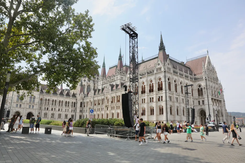 2026.08.17. Készülődés az augusztus 20-i ünnepi programokra. A Kossuth teret már lezárták a látogatók elől és javában épül a Kossuth téri Diszkótér színpada...