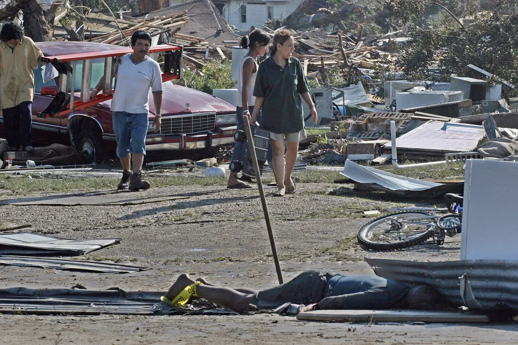 Katrina hurrikán, Katrinahurrikán, New Orleans, 2005, Katrina hurrikán 2005,
People walk past a dead body among the debris and destruction in Biloxi, Mississppi, 30 August 2005 after Hurricane Katrina hit the Gulf Coast. At least 80 people were feared dea