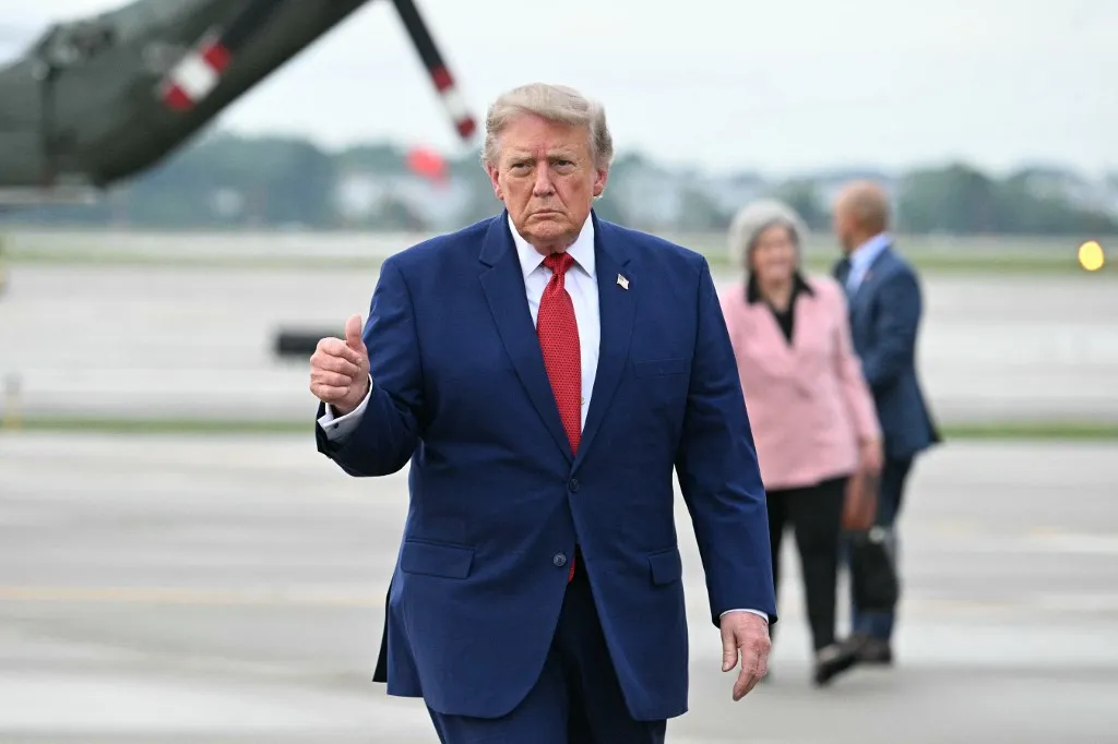 Donald Trump megerősítette, hogy egy lehetséges fenyegetés miatt titokban másik repülőgépre szállt át  Fotó: JIM WATSON / AFP