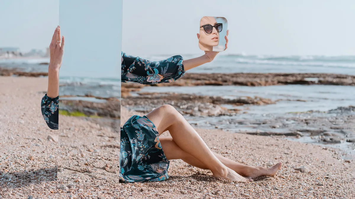Optikai illúzióban egy fiatal nő a tengerparton