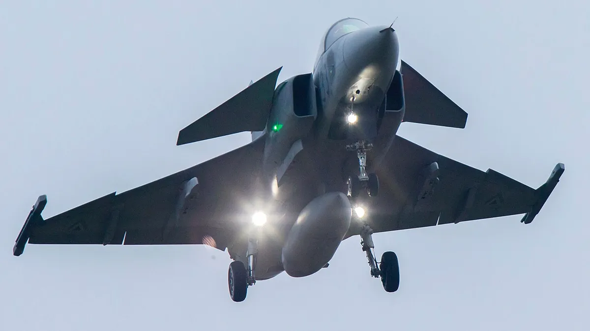 A szolnoki baleset után szakértő beszélt a Gripen vadászgép képességeiről. A repülőgép még húsz évig szolgálhat a Magyar Honvédségnél.