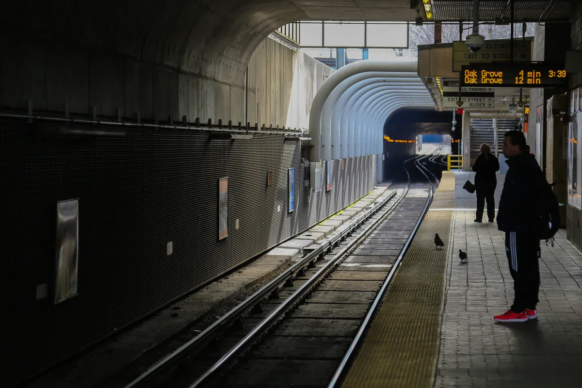 Metrósínekről próbálta kimenteni barátnőjét a fiatal.