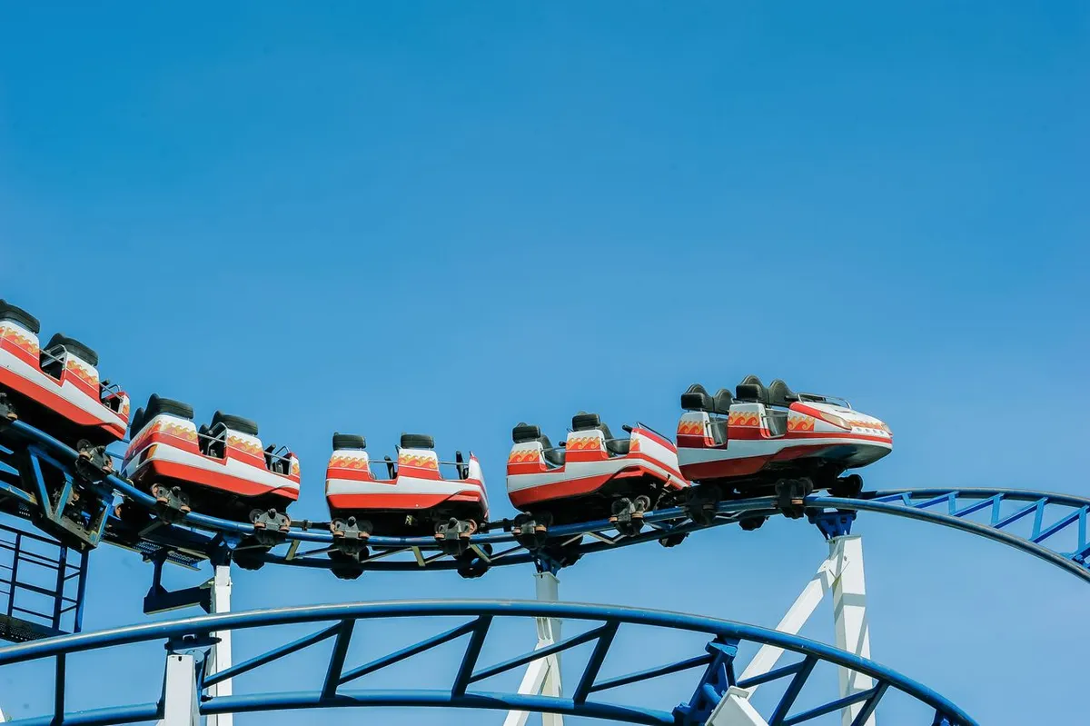 Egy 22 éves férfi súlyos sérülést szenvedett egy kaliforniai hullámvasúton, majd másnap meghalt. Családja pert indított a vidámpark ellen.