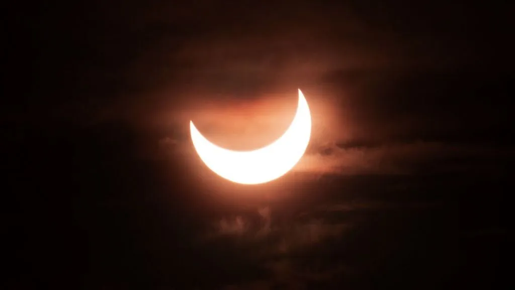 Részleges napfogyatkozás, View of a partial solar eclipse&nbsp;at New Brighton, a coastal suburb of Christchurch, on September 22, 2025. A solar eclipse occurs when the moon passes between Earth and the sun, casting a shadow on our planet. The sun appeared as a crescent due to this partial eclipse. In New Zealand, coverage ranges were about 60% in the north island and more than 70% in the south island. This solar eclipse was visible&nbsp;to parts of the Pacific, Atlantic, Australia and Antarctica. (Photo by Sanka Vidanagama / AFP)