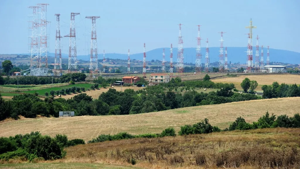 A Vatikáni Rádió antennái Santa Maria di Galeriában, ahol új agrivoltaikus erőmű építését tervezik. A general view shows the Vatican Radio's structures in Santa Maria di Galeria north of Rome on July 15, 2010. A court-ordered study has found that electromagnetic waves beamed by Vatican Radio leave residents living near the station's antennas at a higher risk of cancer. A Rome judge ordered the report in 2005 as part of an investigation into a complaint filed in 2001 by Cesano residents who alleged health hazards posed by the electromagnetic waves. AFP PHOTO / ALBERTO PIZZOLI (Photo by ALBERTO PIZZOLI / AFP)