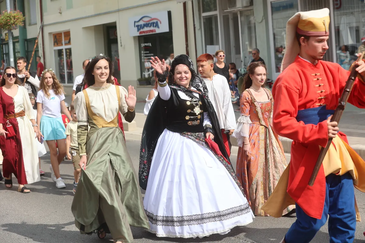 A hétvégén rendezték meg a Siklósi Várfesztivált, amely a Siklósi Vár egyik legkiemelkedőbb rendezvénye. Augusztus 7. és 9. között a vár falai között ismét megelevenedett a középkor