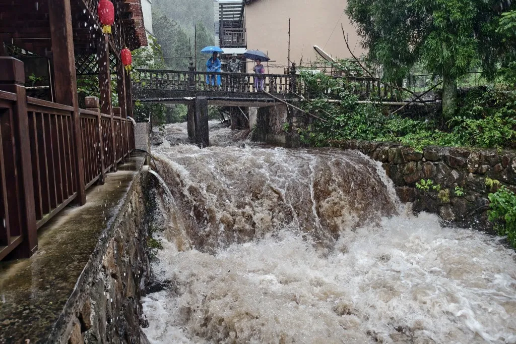 A tájfun óránkénti 150 kilométeres széllel érte el Kelet-Kína partvidékétOfficials help evacuate local residents in Lin'an district in Hangzhou, eastern China's Zhejiang province on August 9, 2026, as part of precautionary measures ahead of the arrival of Typhoon Dolphin. (Photo by CN-STR / AFP) / China OUT