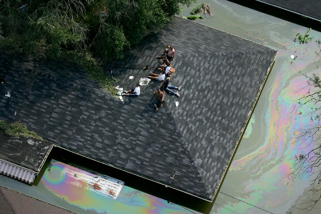 Katrina hurrikán, Katrinahurrikán, New Orleans, 2005, Katrina hurrikán 2005,
People are stranded on a roof due to flood waters from Hurricane Katrina 30 August 2005 in New Orleans, Louisiana. It is estimated that 80 percent of New Orleans is under flood w