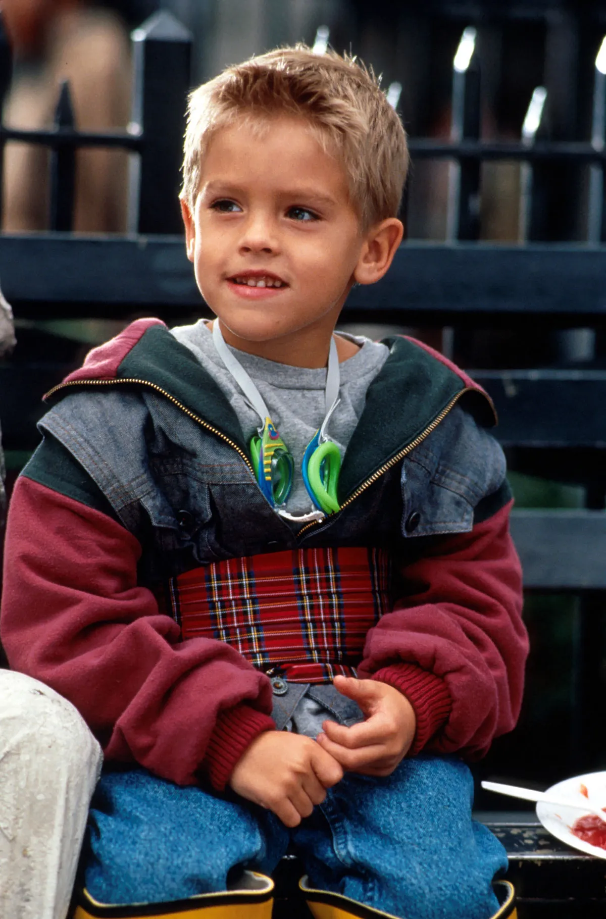 Dylan és Cole Sprouse az Apafej című filmben felváltva alakították Juliant