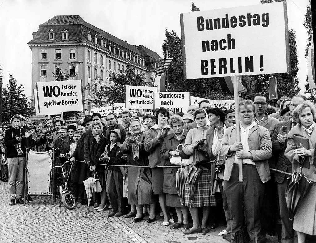a berlini fal építése, berlinifalépítése