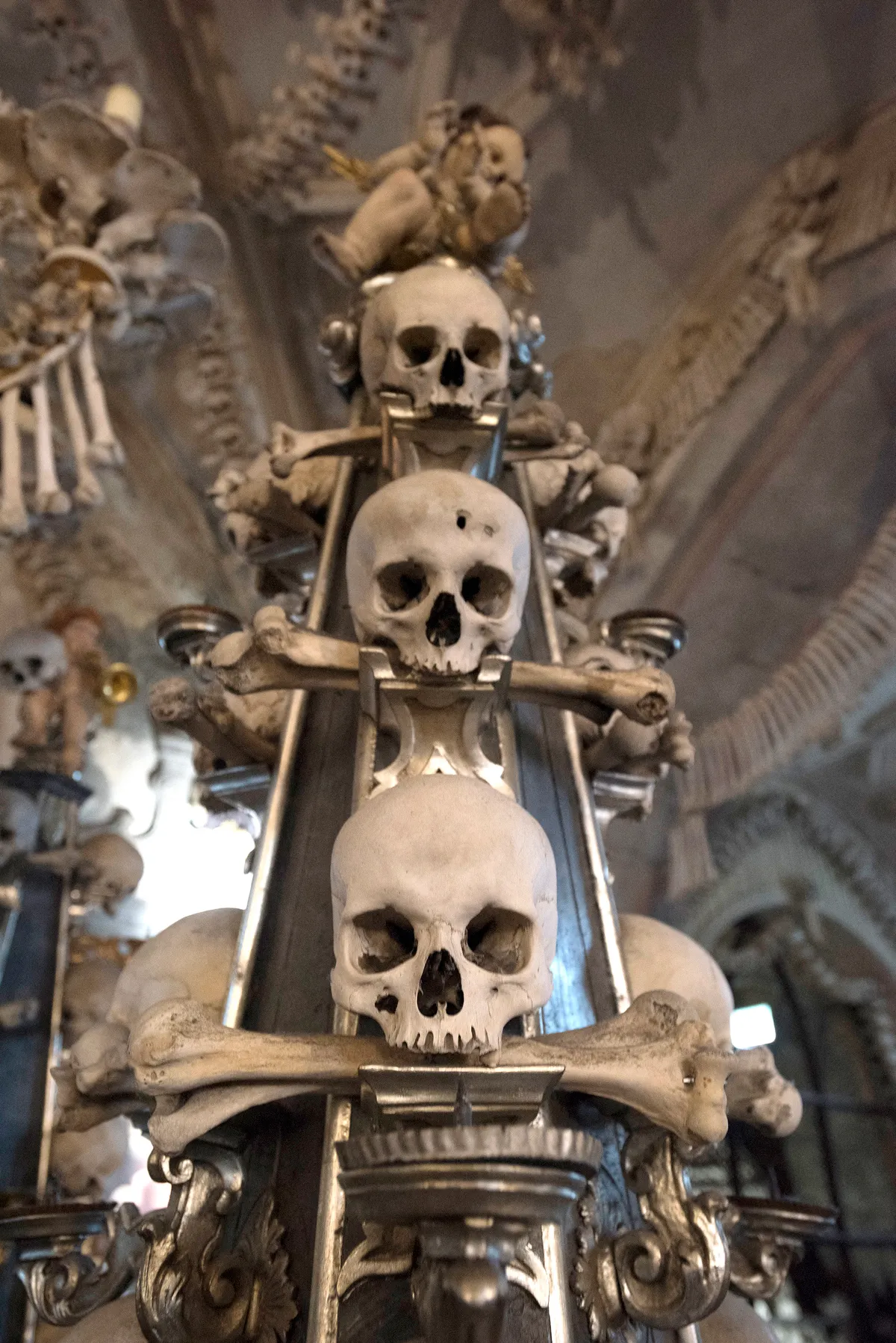 A képen Kutna Hora-i csonttemető, amely a világ legrémisztőbb helyei közül az egyik.