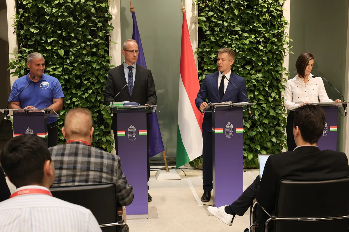 Magyar Péter ismertette a paksi munkálatokat