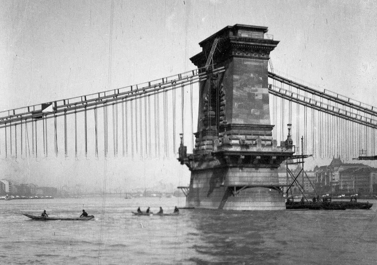Széchenyi Lánchíd építése archív fotón