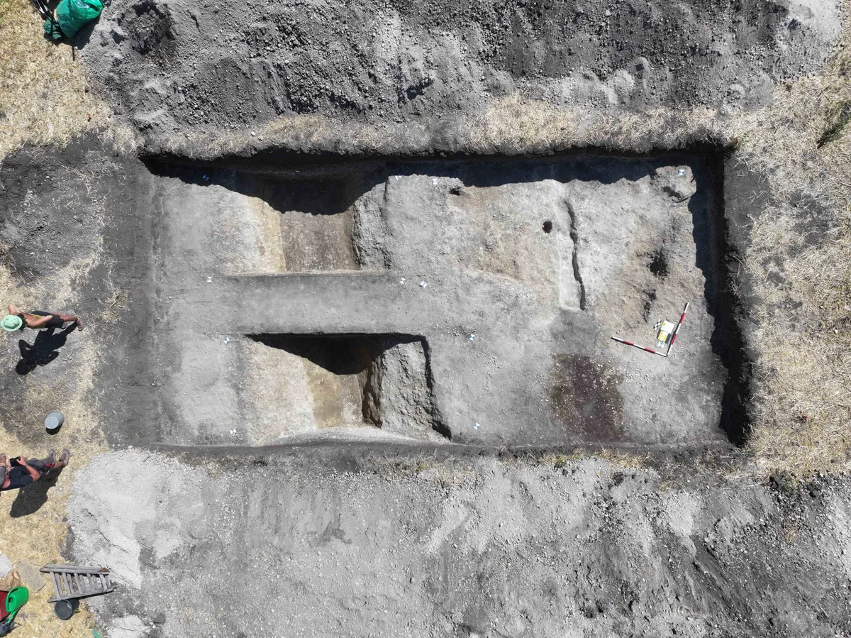 Őskori szentély régészeti feltárása Chlebyben, Csehországban, egy 6500 éves rituális központ maradványaival