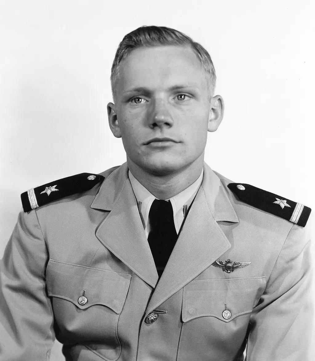 Neil Armstrong még zászlós rangot viselt az 1952. május 23-án készült fotón.