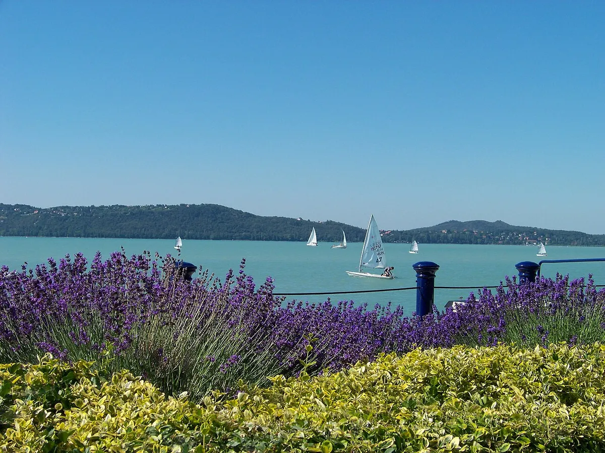 A Tagore-sétány Balatonfüreden