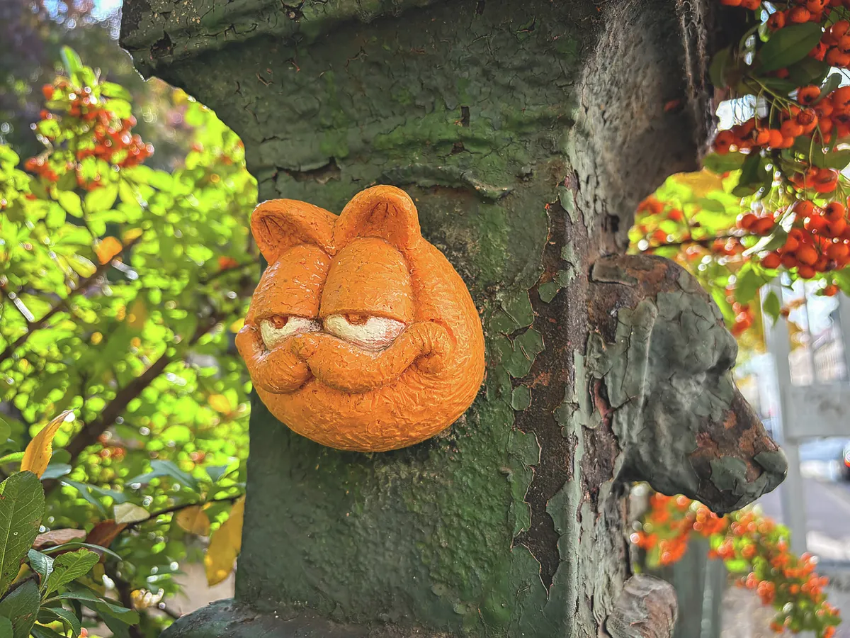 Garfield miniszobor az Állatorvostudományi Egyetem kerítésén  Kolodko Mihály ukrán-magyar szobrászművész alkotása